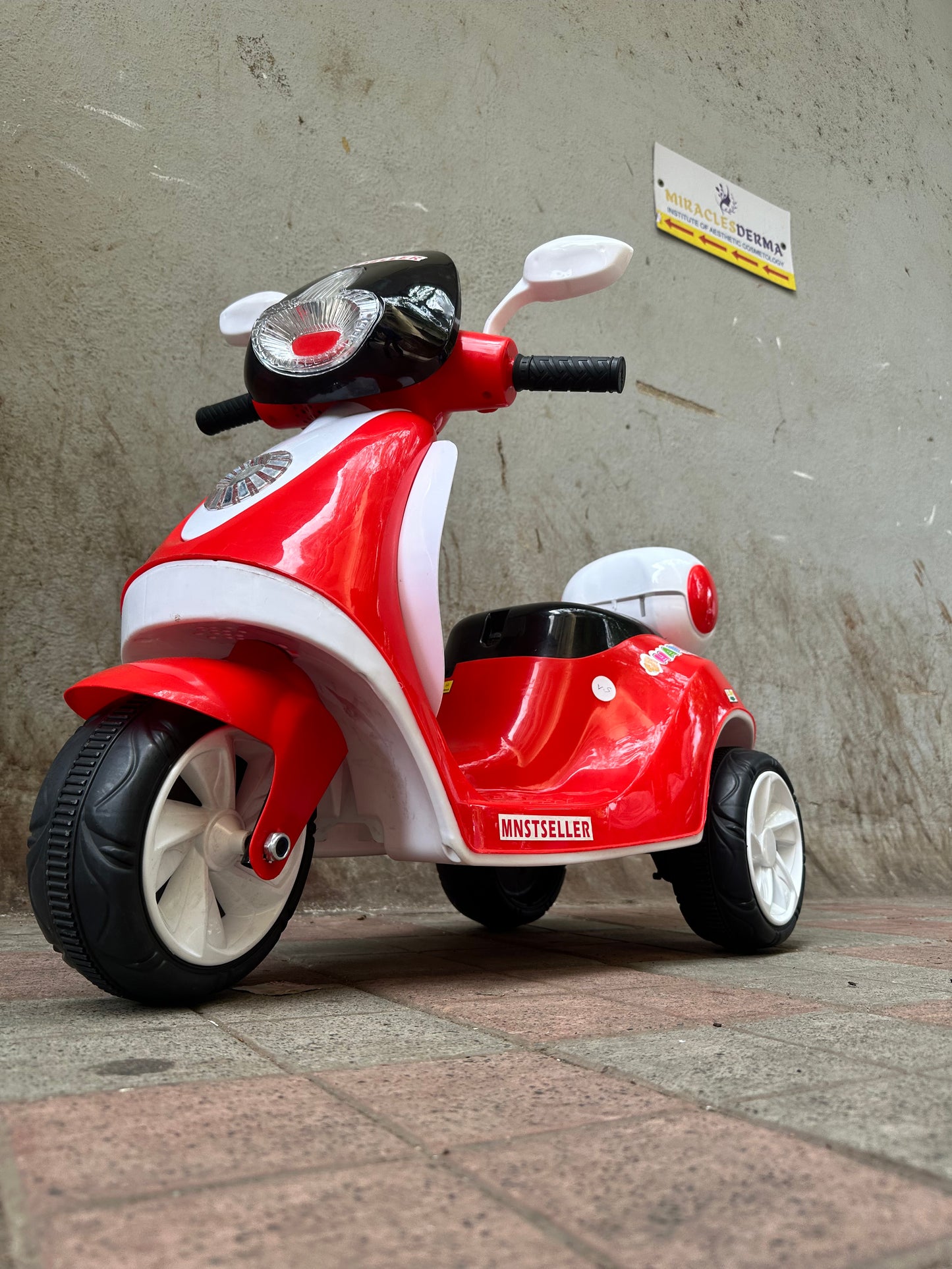 Vespa 6v kids ride on bike electric rechargable 1 to 3.5 year