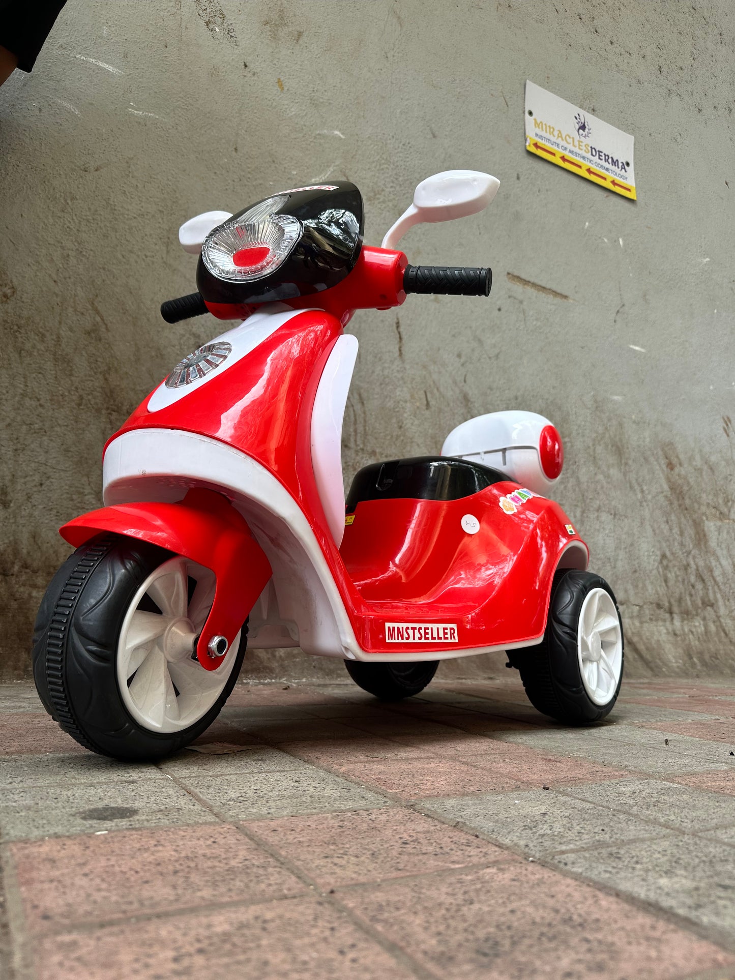Vespa 6v kids ride on bike electric rechargable 1 to 3.5 year