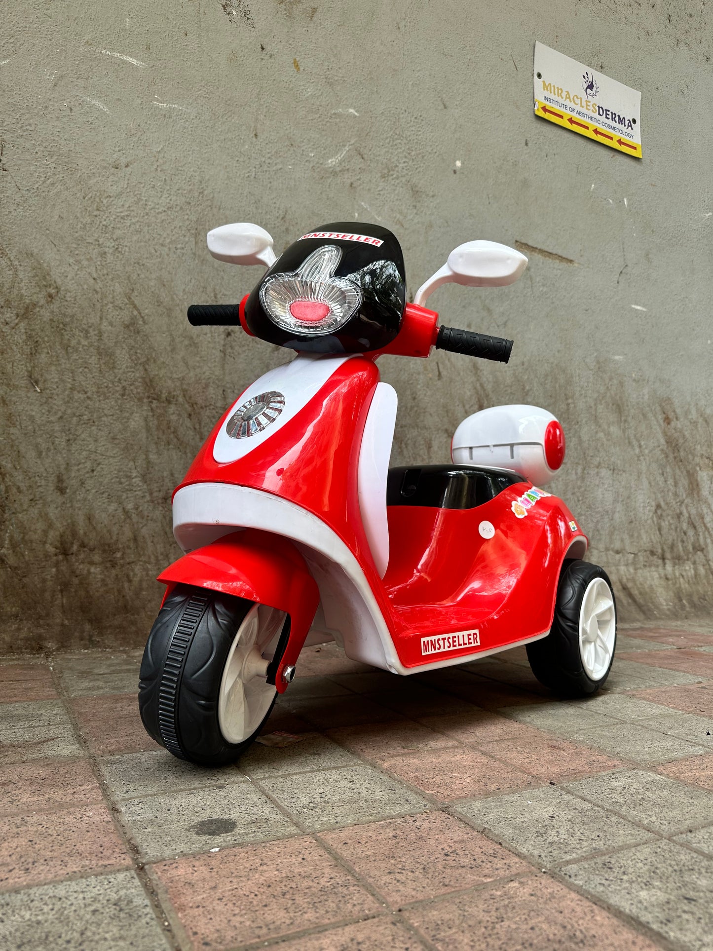 Vespa 6v kids ride on bike electric rechargable 1 to 3.5 year
