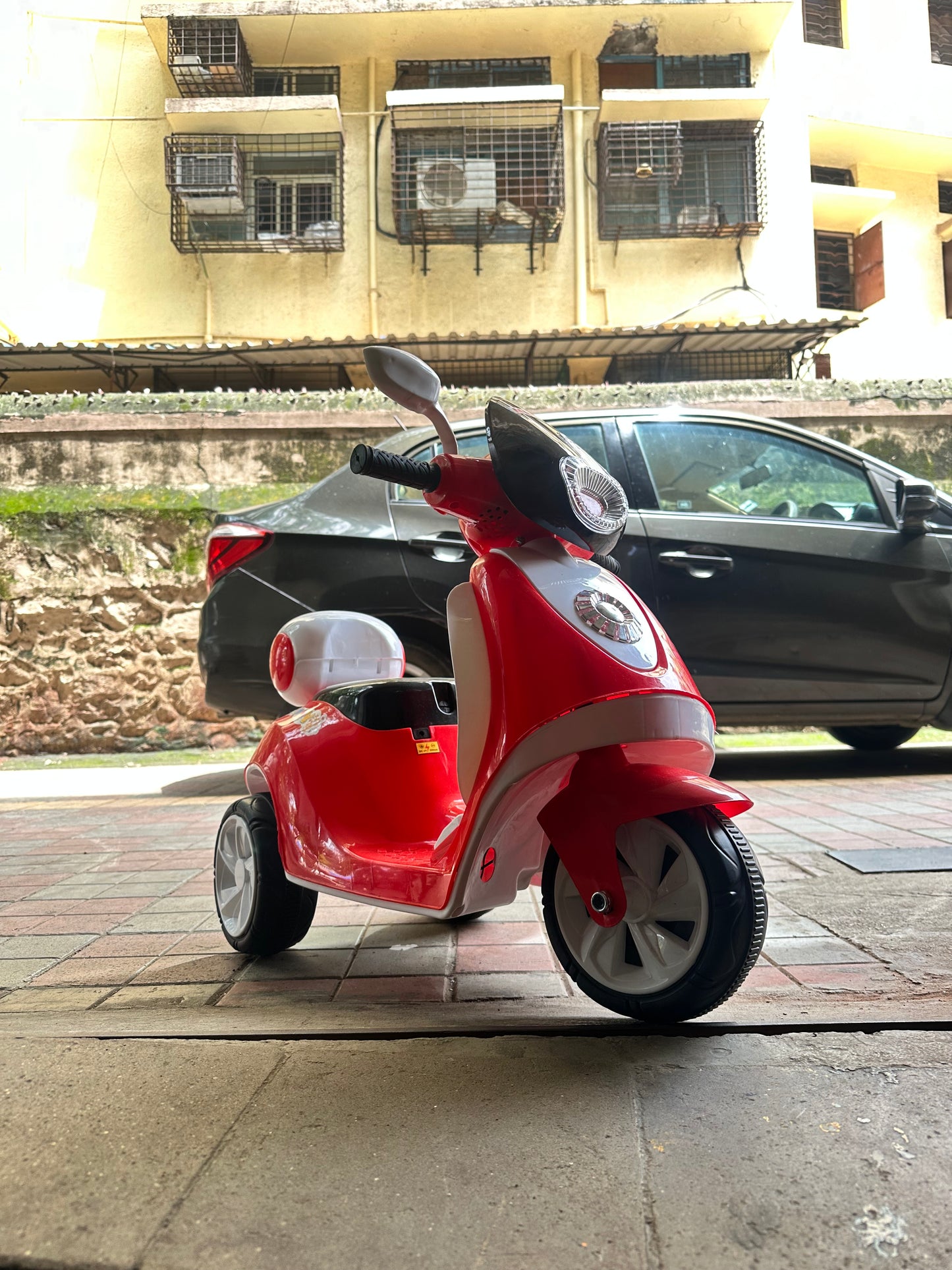 Vespa 6v kids ride on bike electric rechargable 1 to 3.5 year