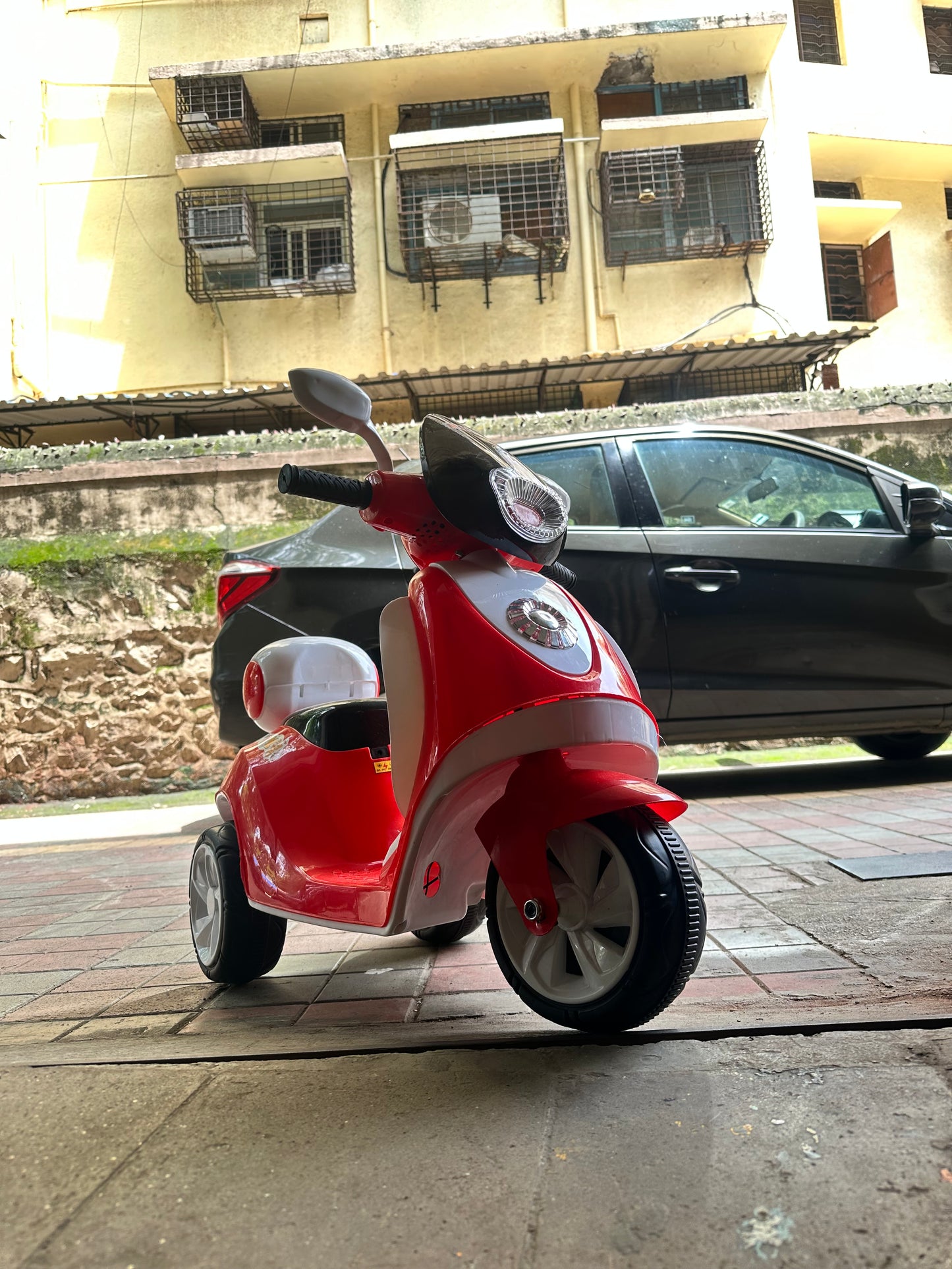 Vespa 6v kids ride on bike electric rechargable 1 to 3.5 year