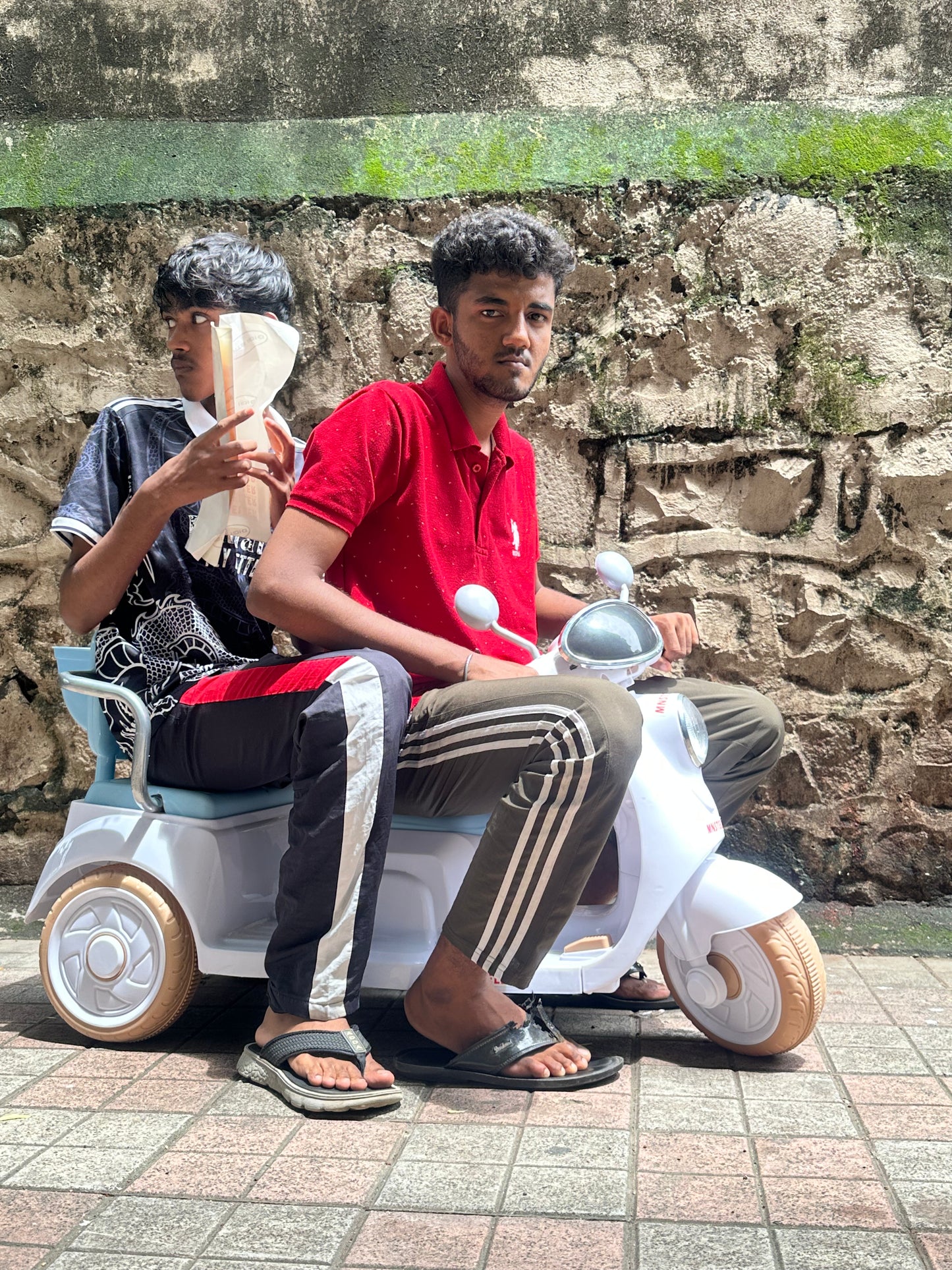 Double seater bike vespa look upto 90 kg weigth capacity leg accelerator