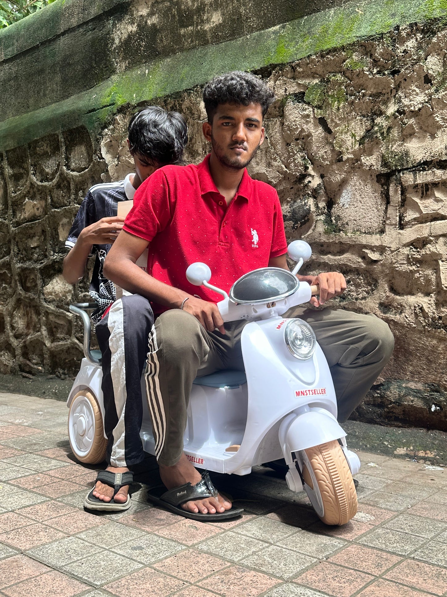 Double seater bike vespa look upto 90 kg weigth capacity leg accelerator