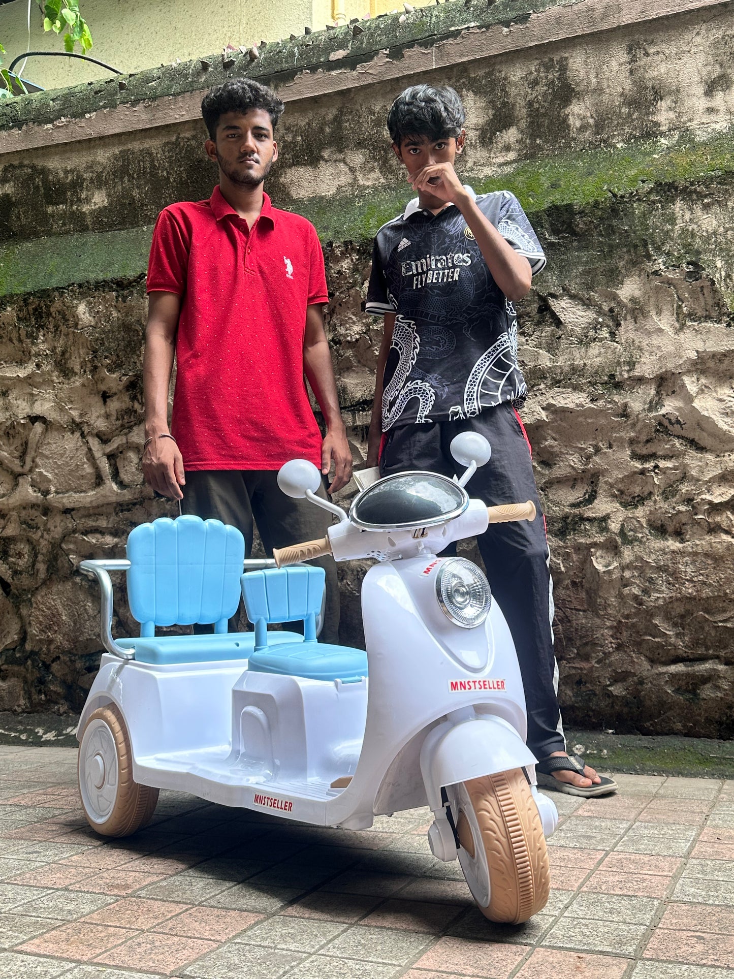 Double seater bike vespa look upto 90 kg weigth capacity leg accelerator