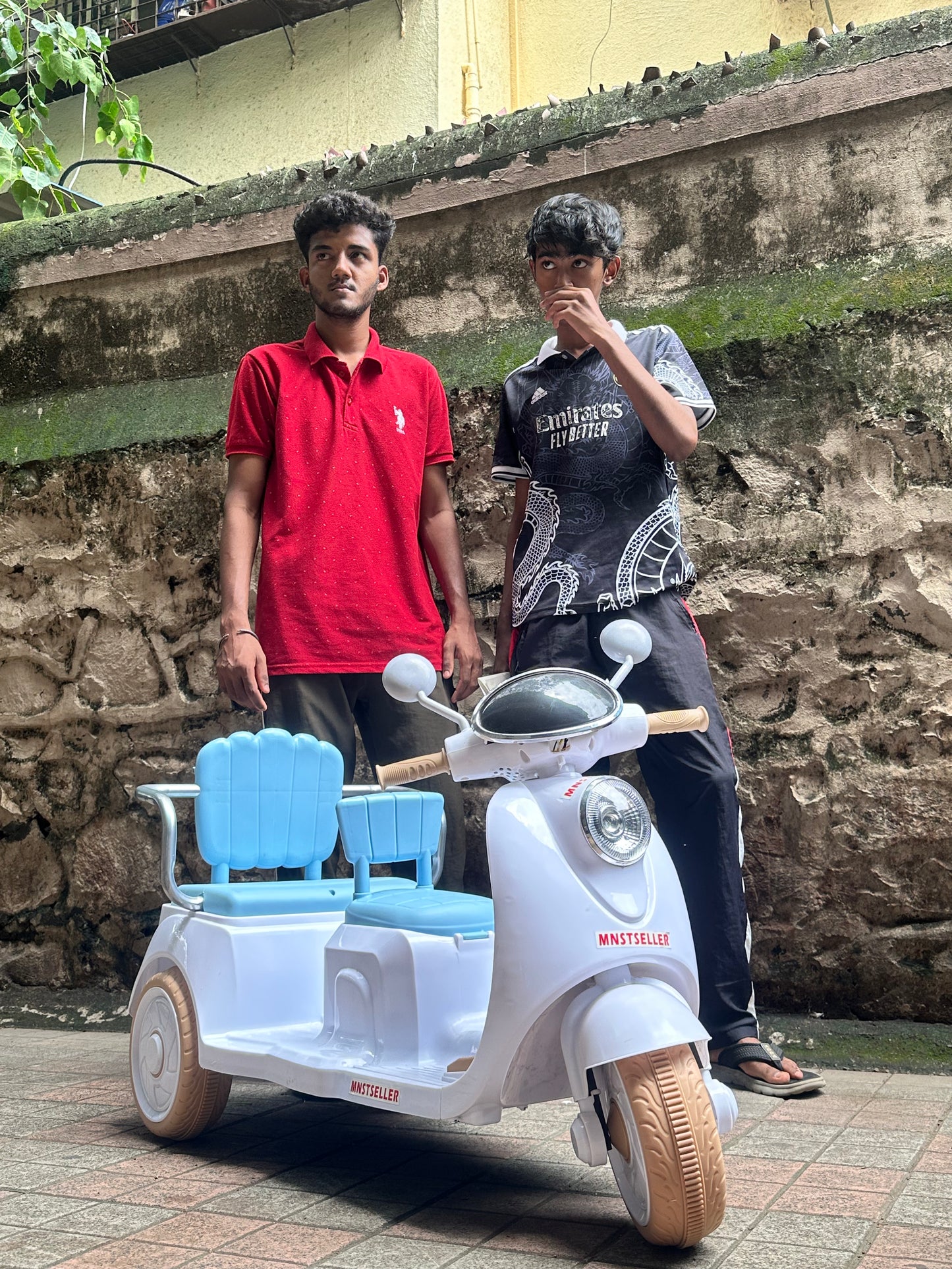 Double seater bike vespa look upto 90 kg weigth capacity leg accelerator