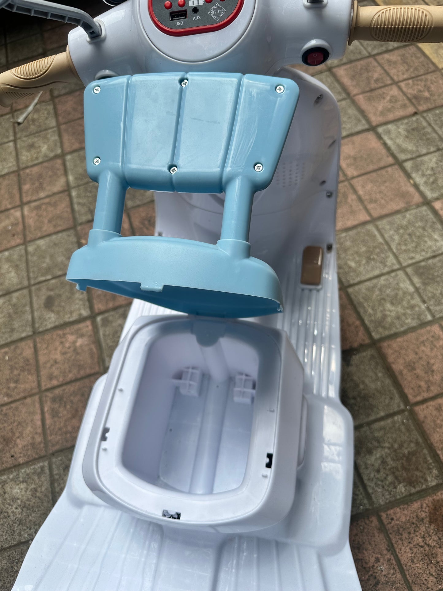Double seater bike vespa look upto 90 kg weigth capacity leg accelerator