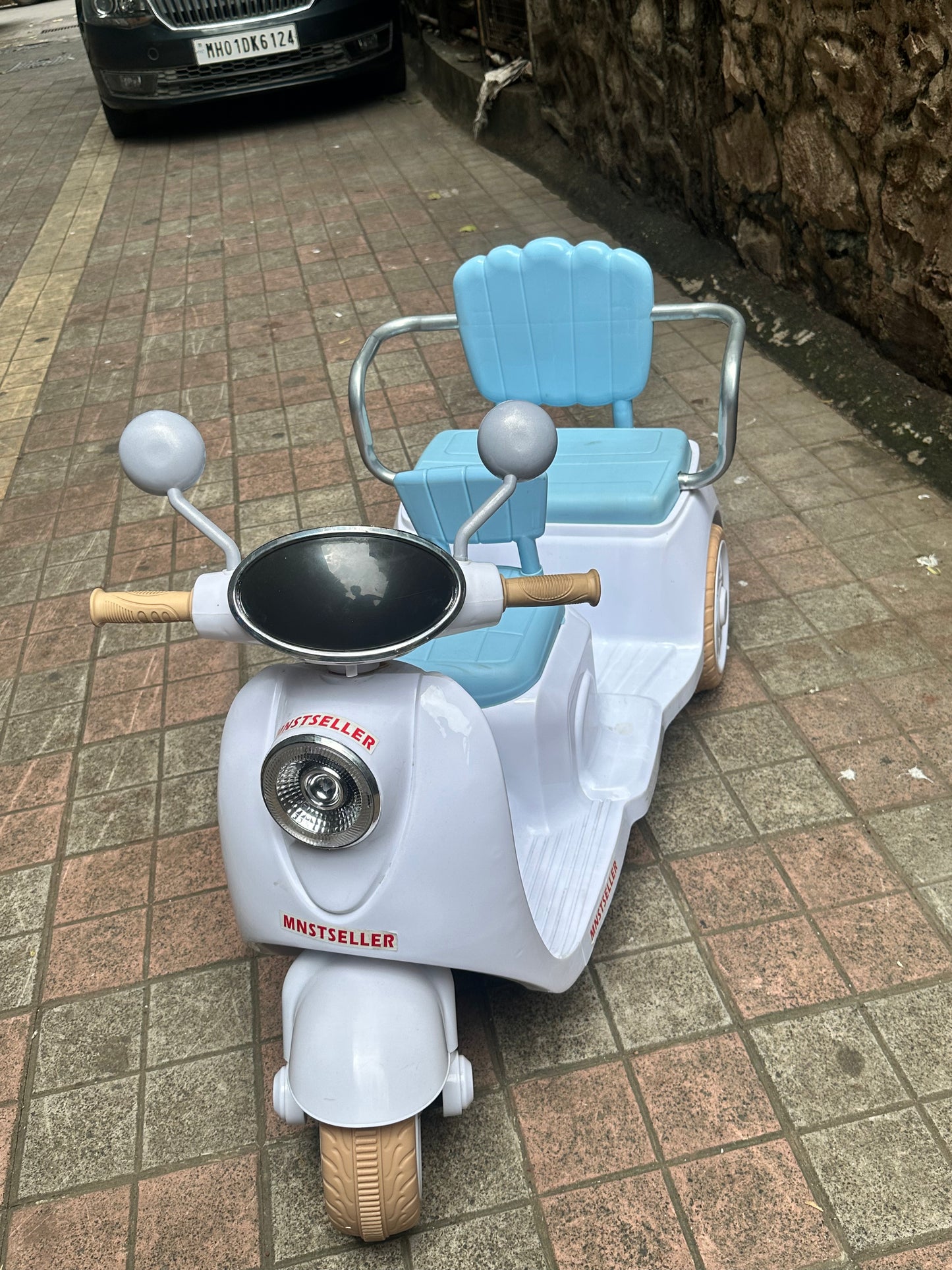 Double seater bike vespa look upto 90 kg weigth capacity leg accelerator