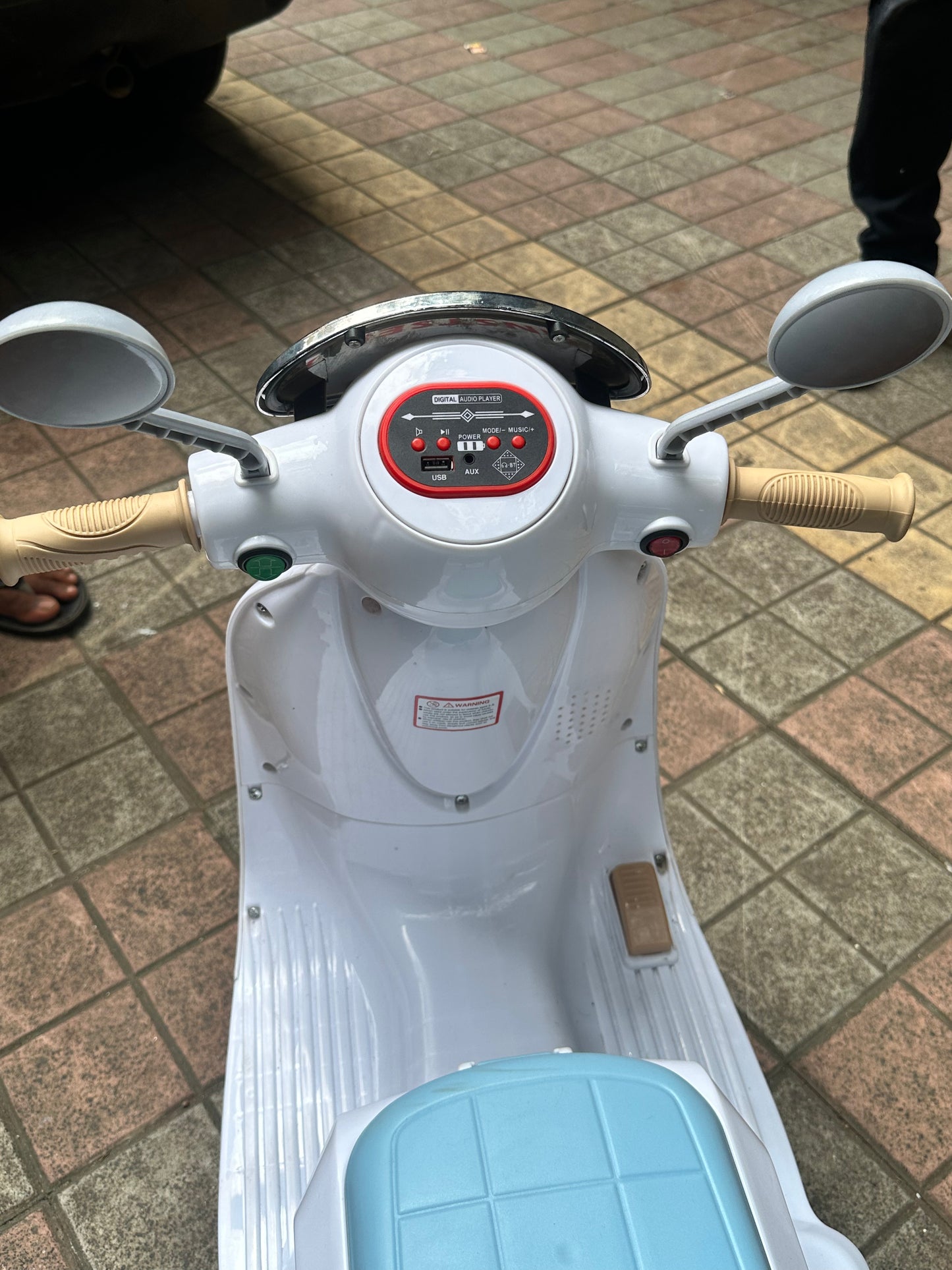 Double seater bike vespa look upto 90 kg weigth capacity leg accelerator