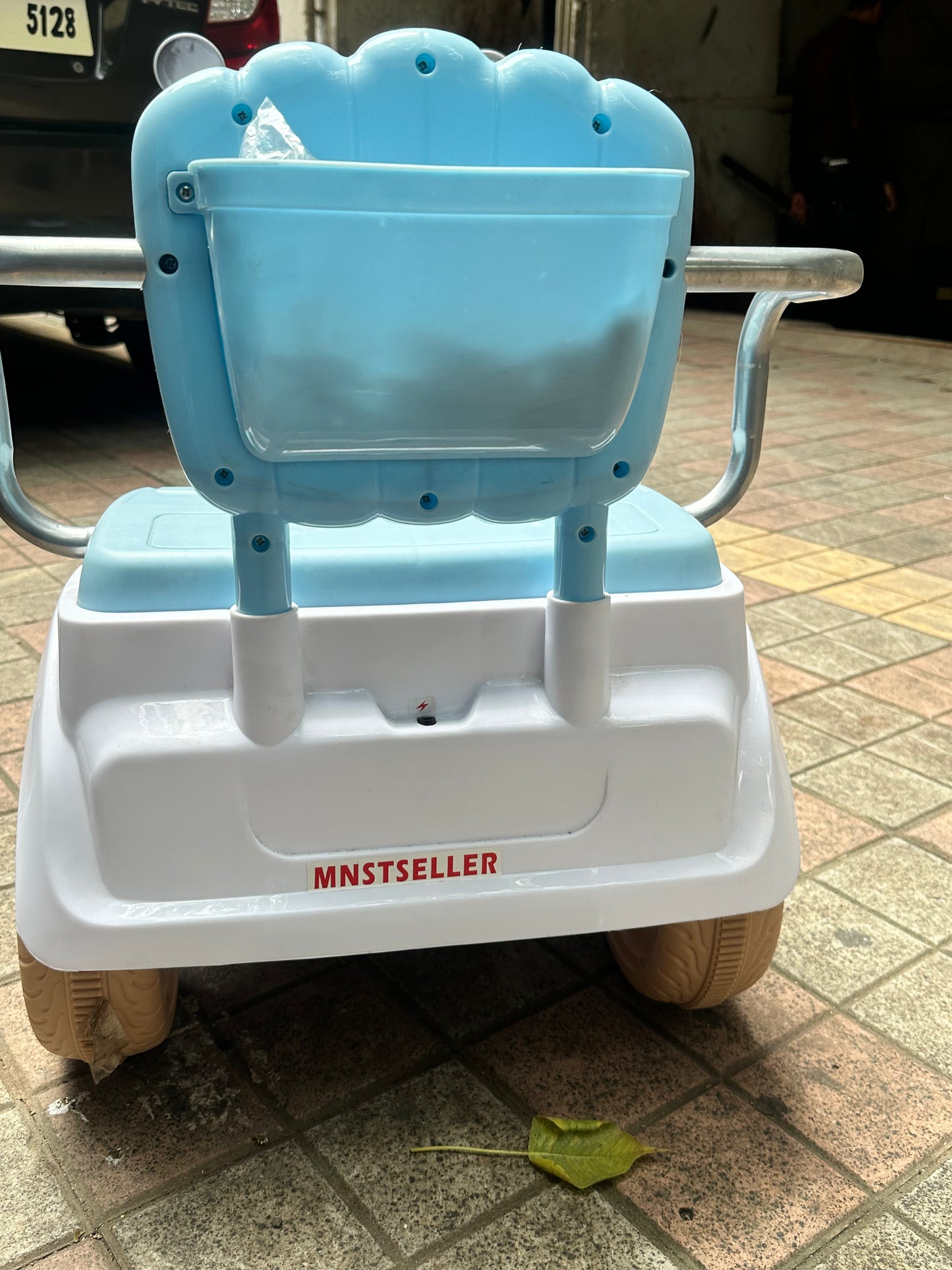 Double seater bike vespa look upto 90 kg weigth capacity leg accelerator