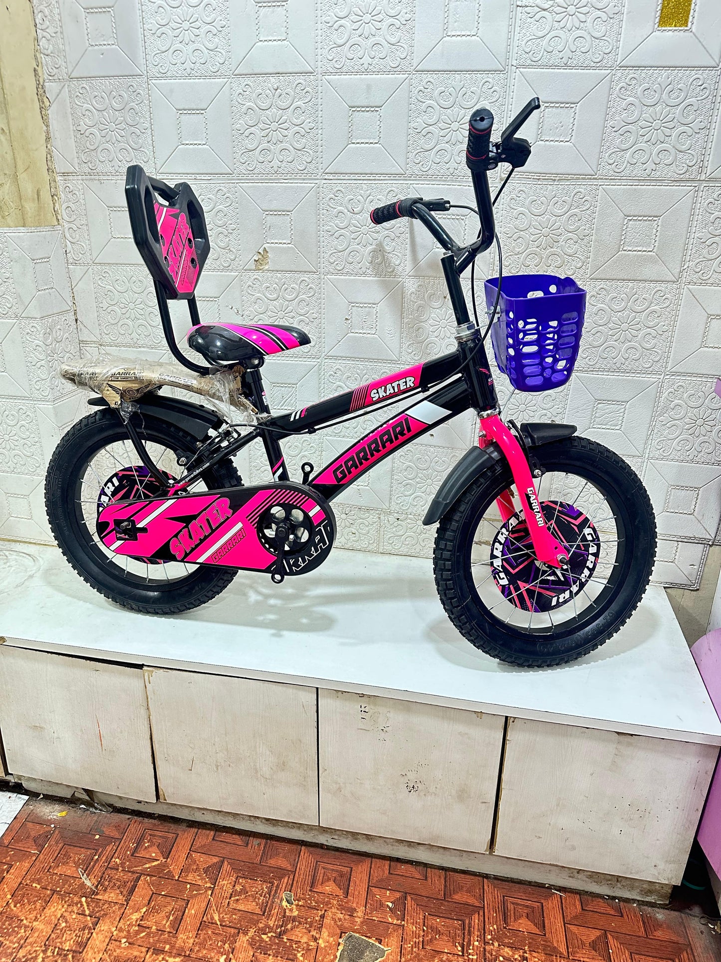 Skater garrari 14 inch black and pink colour