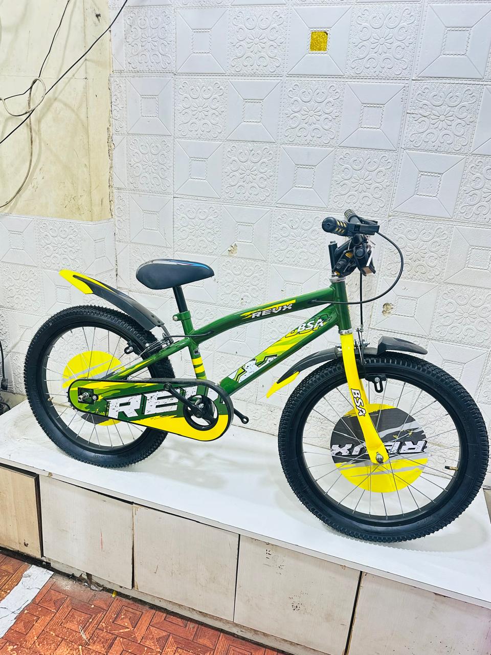 reux BSA 20 inch green and yellow colour 5 to 10 year