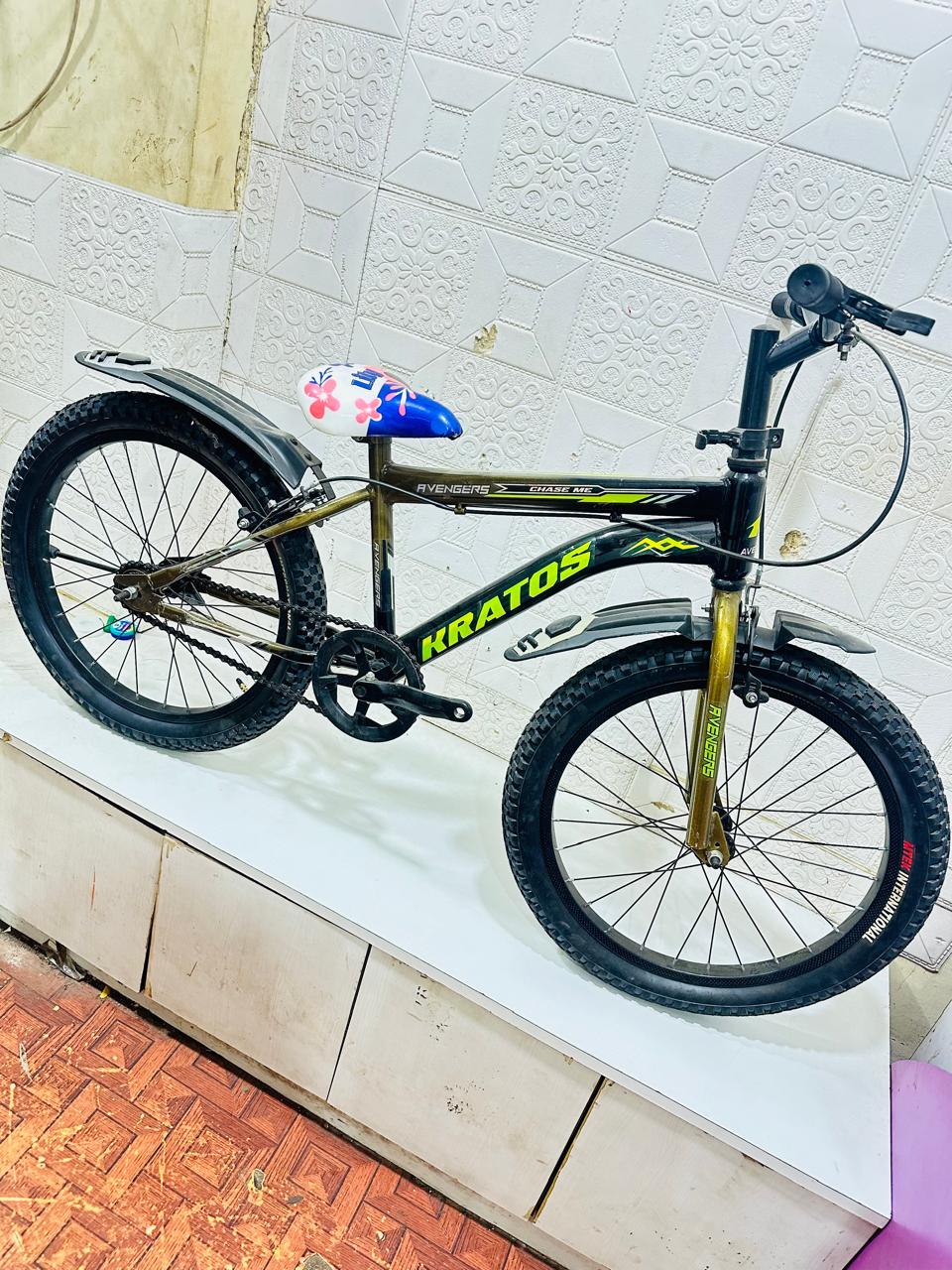 kratos avengers 20 inch black/gold colour