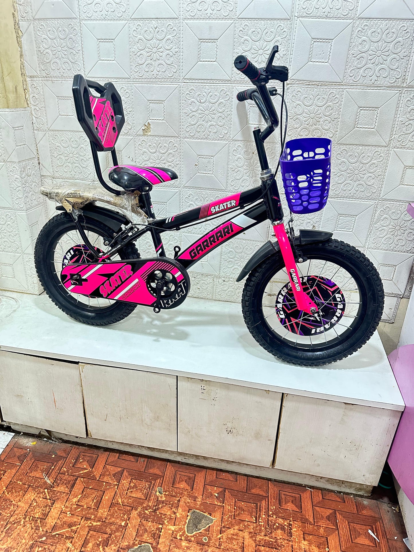Skater garrari 14 inch black and pink colour