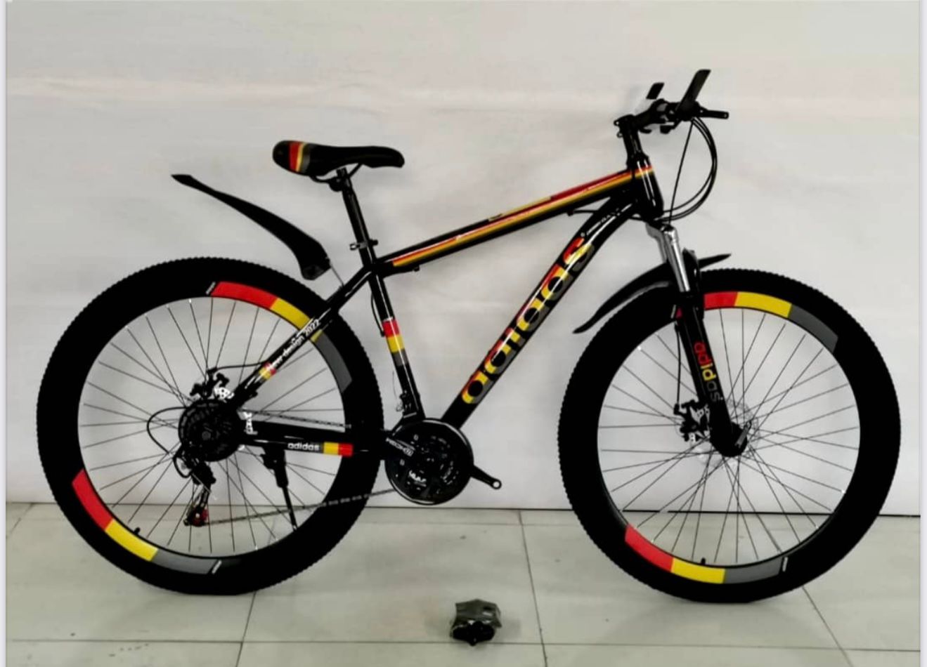 adidas model 29 inch color black and gold